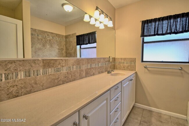 Building Photo - 1604 E 10th St