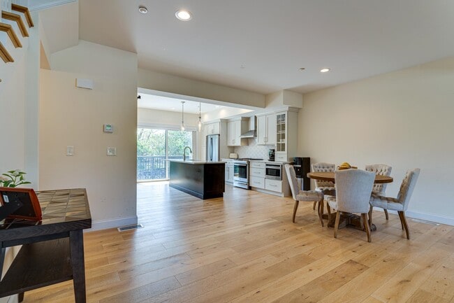 Building Photo - 30 Cate St