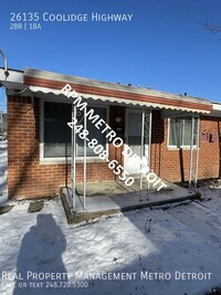 Building Photo - Oak Park 2-bedroom Duplex with Berkley Sch...