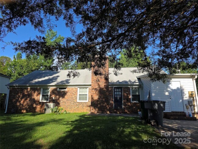 Building Photo - 1301 Rock Point Rd