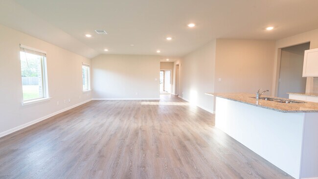 Building Photo - 5400 Greenridge Ln