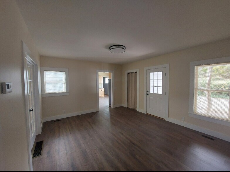 Building Photo - 20 Plante St