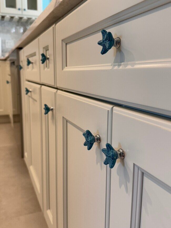 Building Photo - 2227 Pineland Dr