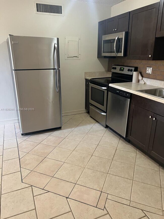 Building Photo - 641 Executive Center Dr