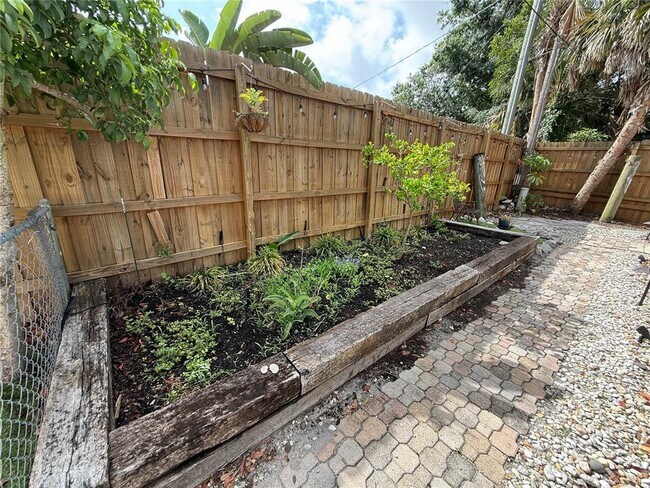 Building Photo - 2729 Nodosa Dr