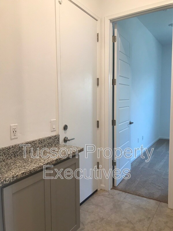 Building Photo - 10918 W Yates Ln