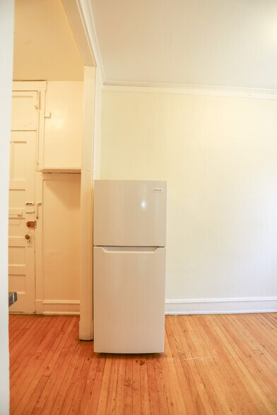 Building Photo - 1361 W Greenleaf Ave