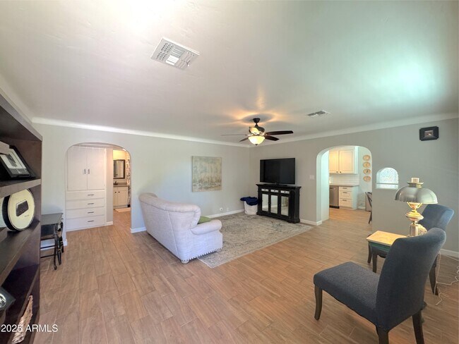 Building Photo - 6 N Fraser Dr E