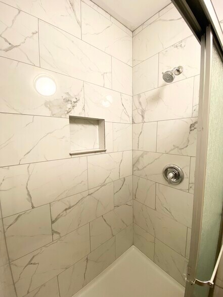 Building Photo - 1372 Neil Ave