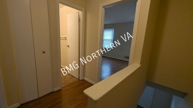 Building Photo - 9819 Town Ln