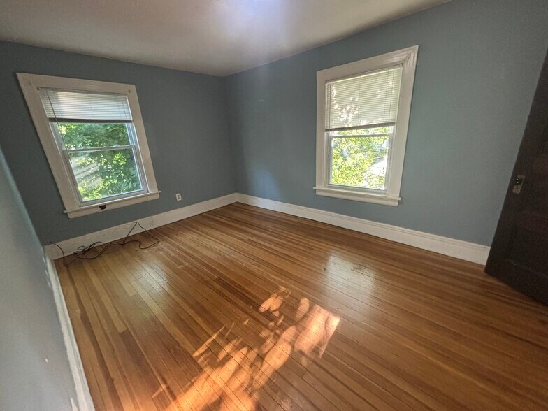 Building Photo - 5 Thayer St