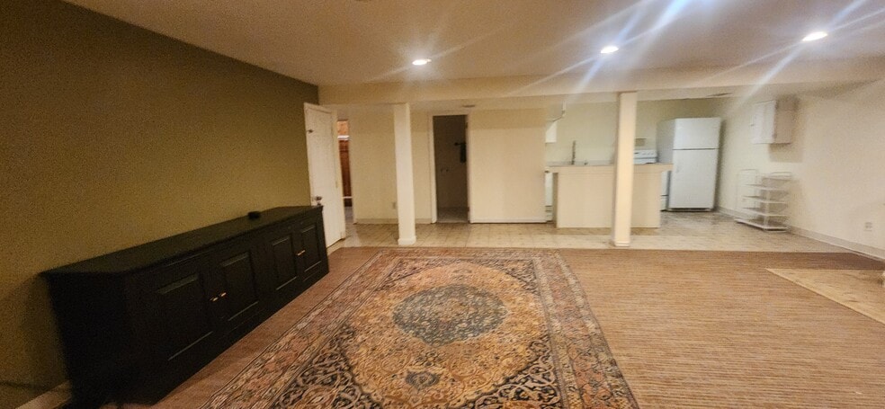 Building Photo - 702 Plum St SW