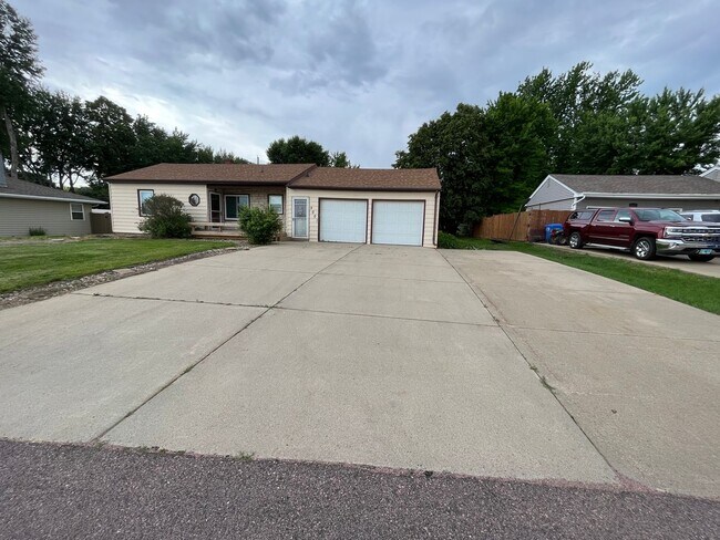 Building Photo - 2 Bed East Side Ranch with Partly Finished Basement!