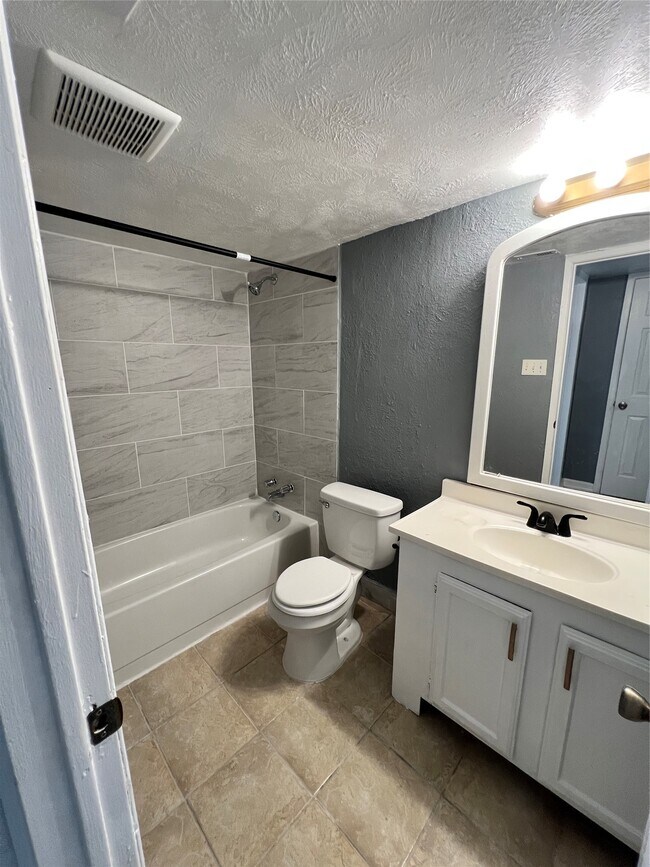 Building Photo - 14003 Hollow Pines Ct