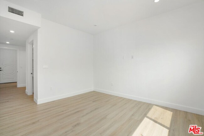 Building Photo - 1832 S Barrington Ave