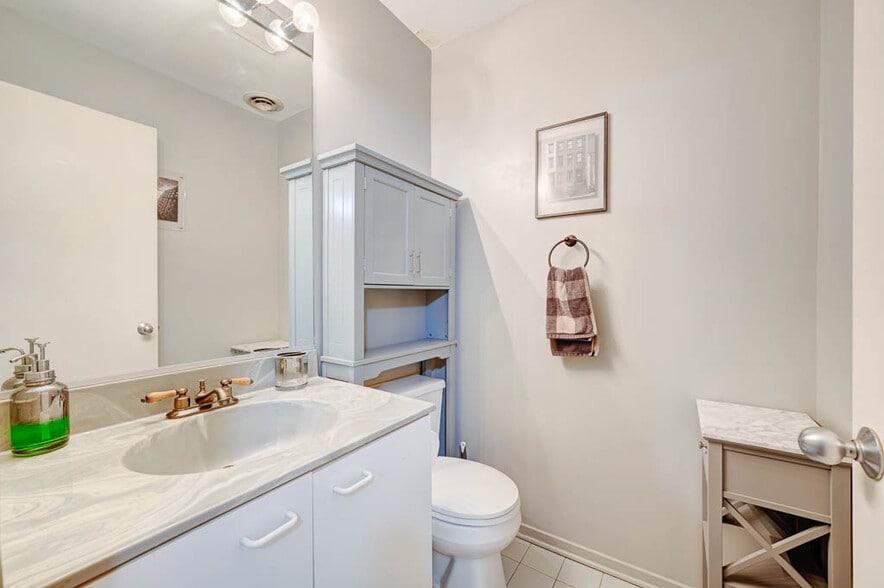 Building Photo - 1760 W Wrightwood Ave