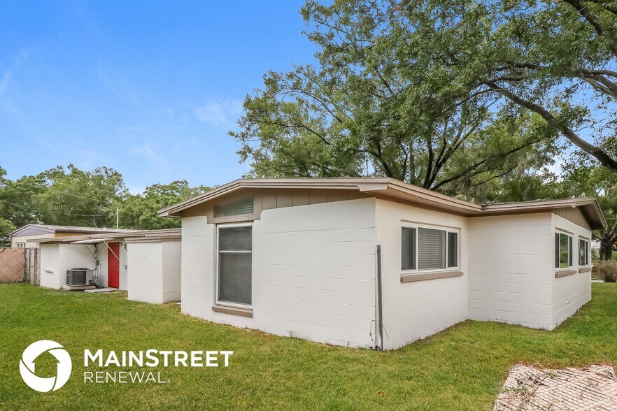 Building Photo - 827 E River Dr