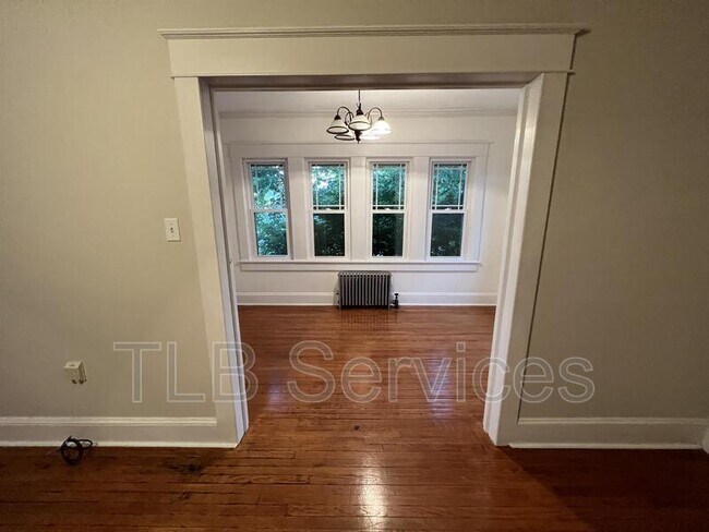 Building Photo - 519 School St