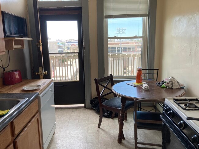 Building Photo - 328 E Knapp St