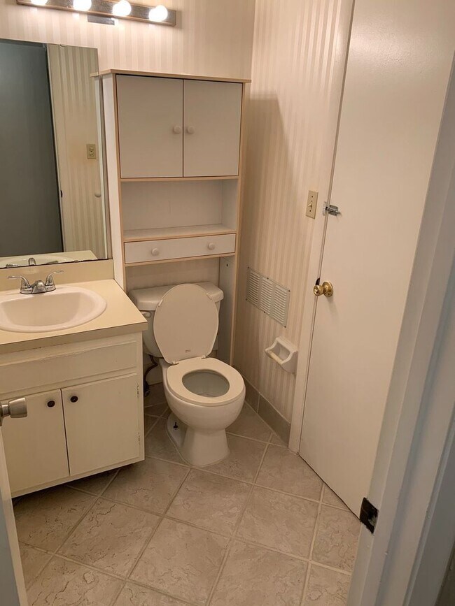 Building Photo - End unit in Tiffany, Look! SubLease