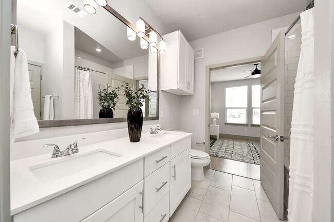 Building Photo - 4840 N Shepherd Dr
