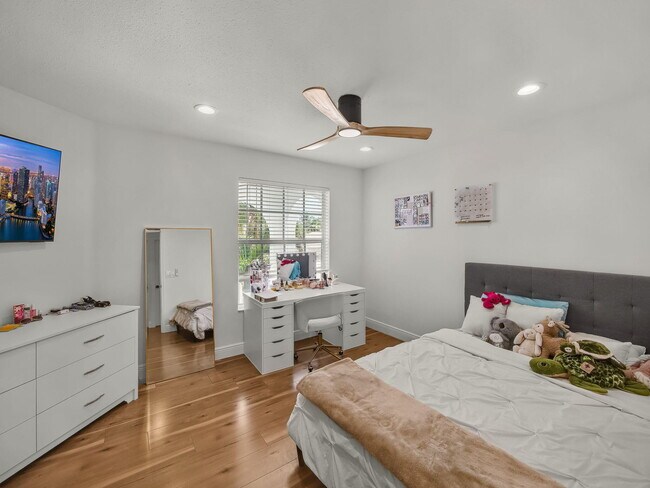 Building Photo - 6017 Newport Village Way