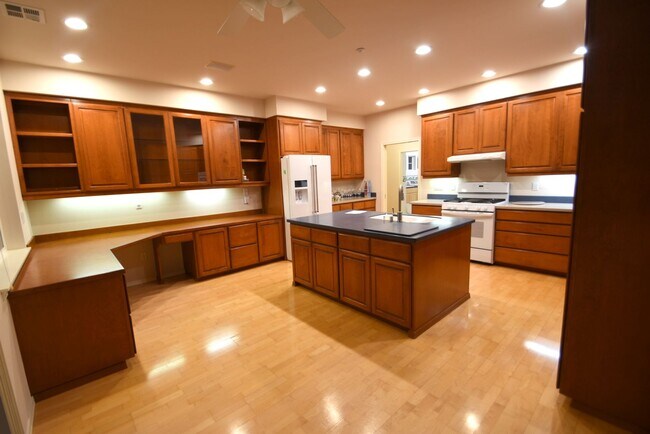 Building Photo - 2Bd/2.5Ba Issaquah Condo