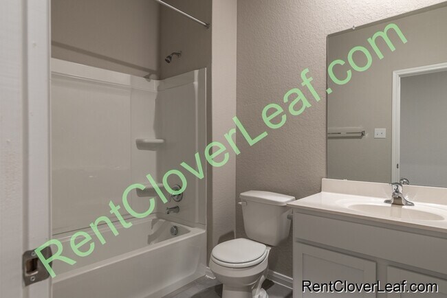 Building Photo - Available Now: 5 bed 3 Full bath