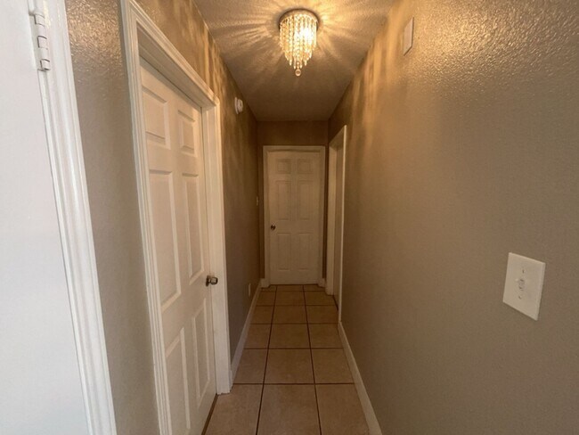 Building Photo - 709 Lisa Ln