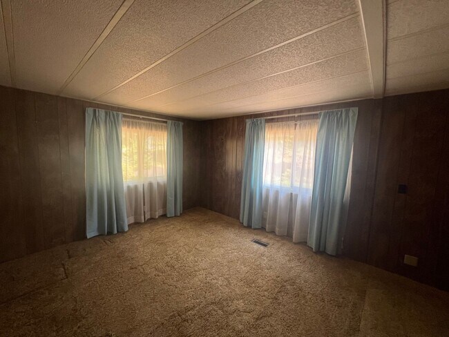 Building Photo - Three Bedroom Rental Home on Acreage! Pets Okay! Available Now!