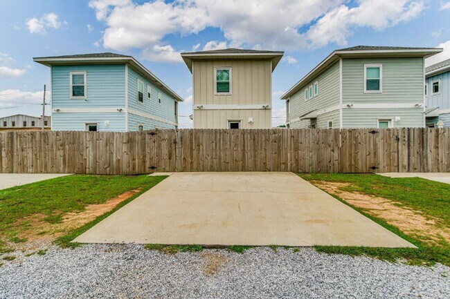 Building Photo - 1002 W Main St