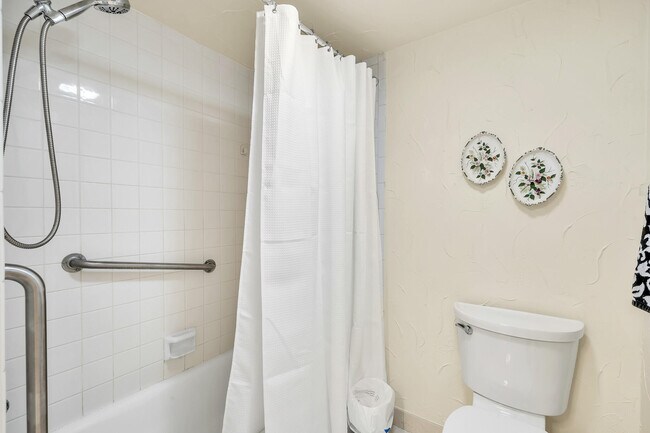 Building Photo - 9285 Vista del Lago