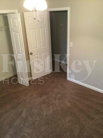 Building Photo - 2324 Sandspring Dr SW