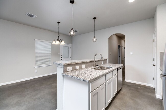 Building Photo - Charming & Spacious Duplex Retreat in Seguin!