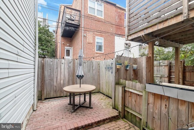 Building Photo - 229 S Madeira St