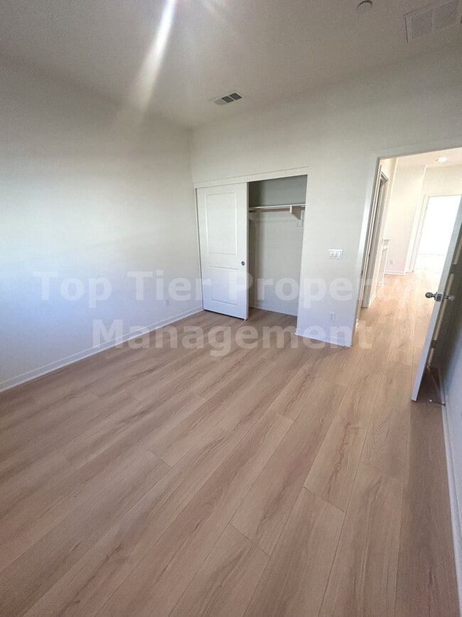 Building Photo - ***Charming 3 bed / 2.5 bath Townhome in O...