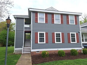 Building Photo - 2 bedroom/ 2 bathroom- Campus Court