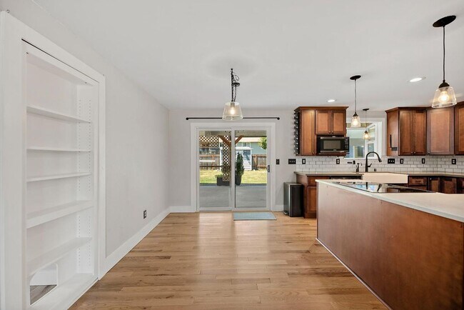 Building Photo - Beautiful Steilacoom Home with Private ADU, Covered Patio, Bonus Gym & A/C!