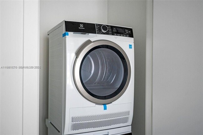 Building Photo - 700 NE 26th Terrace