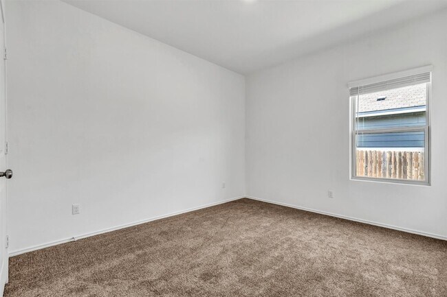 Building Photo - 771 Circle Wy