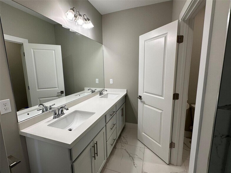 Building Photo - 4507 E Aqua Bella Ln