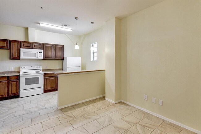 Building Photo - 420 N Pleasant Valley Rd