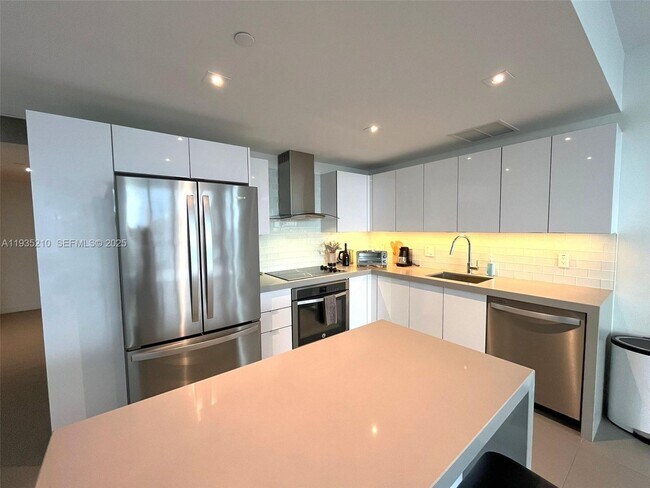 Building Photo - 1600 NE 1st Ave