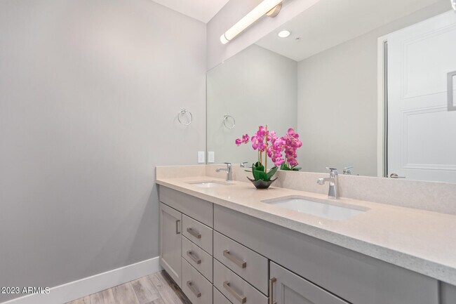 Building Photo - 7550 E Osborn Rd