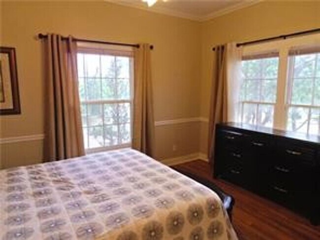 Building Photo - Available: Updated, spacious Tarrytown 4 bed / 4 bath, furnished or unfurnished