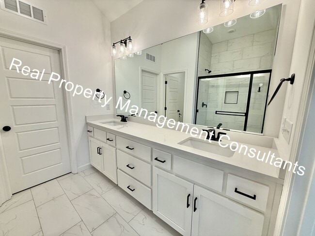 Building Photo - Extraordinary 4 bedroom home in Lee's Summit