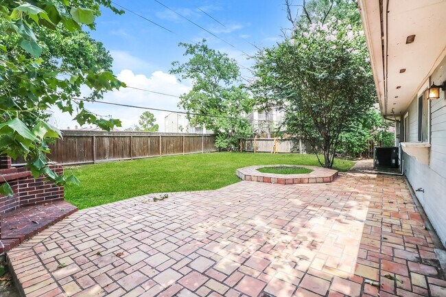 Building Photo - 15422 Pebble Lake Dr