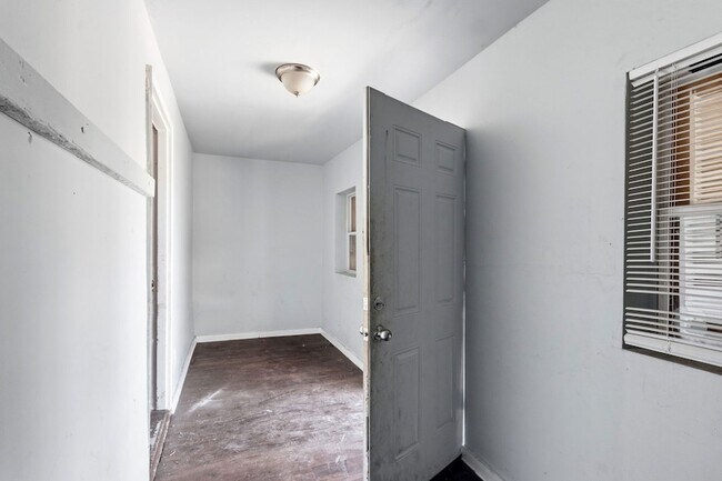 Building Photo - 6913 S Throop St