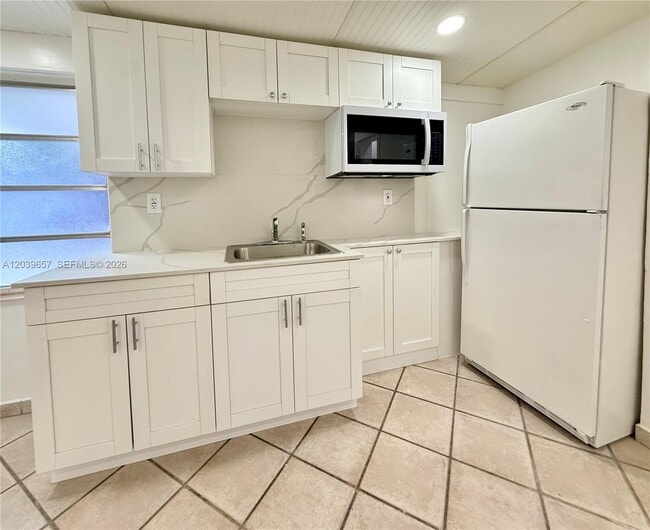 Building Photo - 561 W 39th St