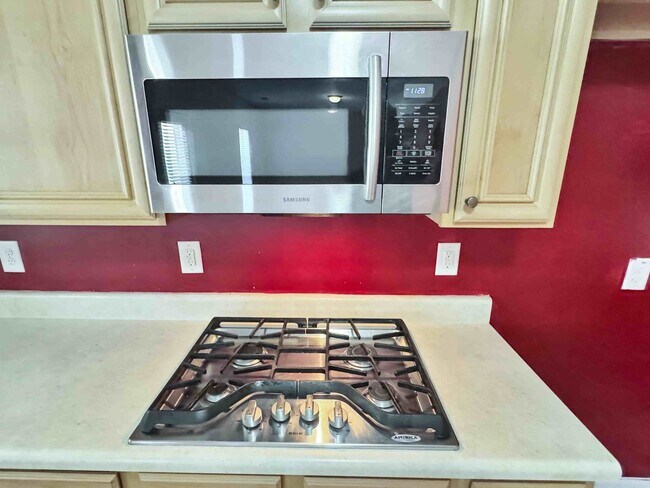 Building Photo - 6BR, 4BA, In-Law Suite